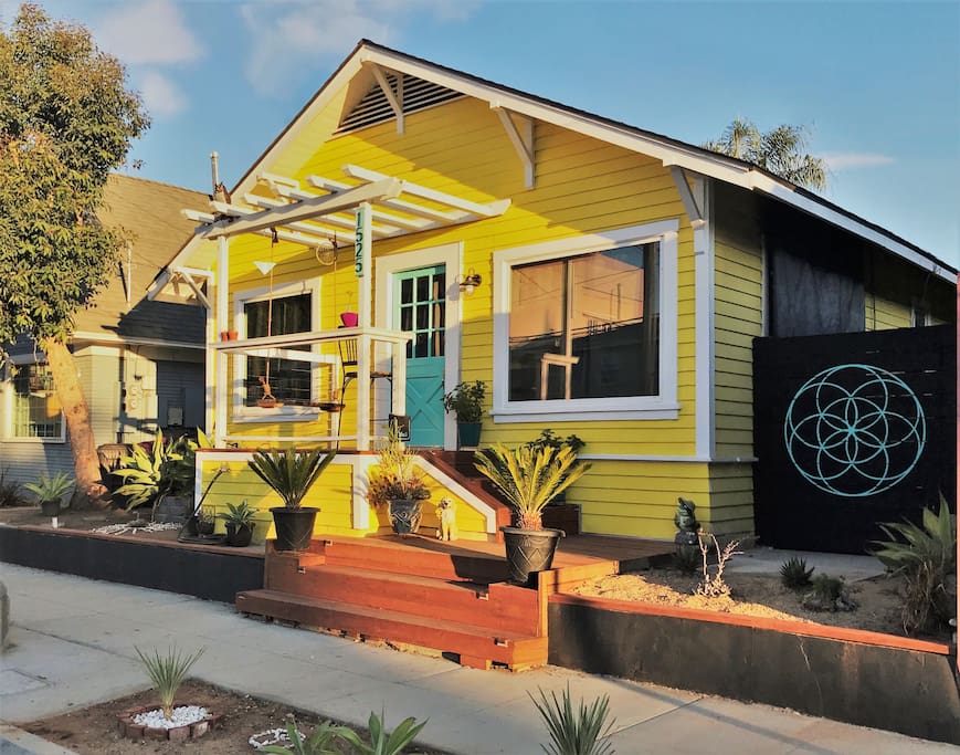 Adorable beach bungalow 2bd/1ba w/private backyard