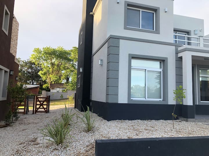 Casa N°4 Pinamar Nueva en PA P/6 pax 350 mts beach
