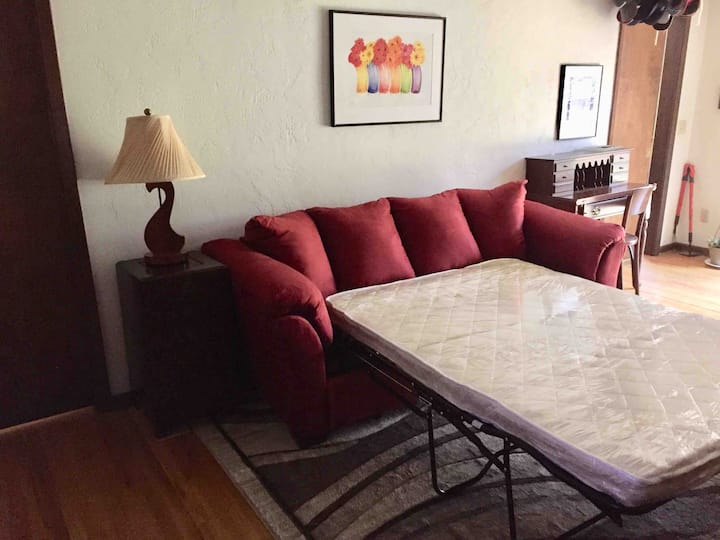 تقع خارج المطبخ غرفة العائلة التلفزيونية. يحتوي على أريكة كبيرة للنوم يسهل سحبها. يوجد  بابان تجويبيان منزلقان للخصوصية إذا كنت بحاجة إليهما. 