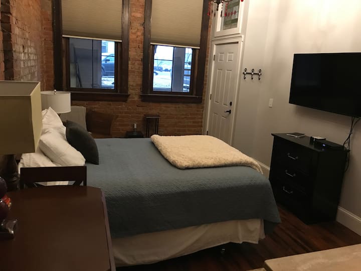 A screened porch located right outside!