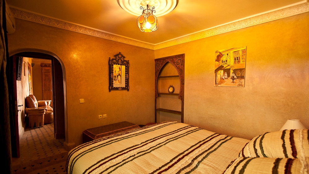 Suite 2 personnes composée d'une chambre avec lit double, un salon et une salle de bains. Possibilité 4 personnes