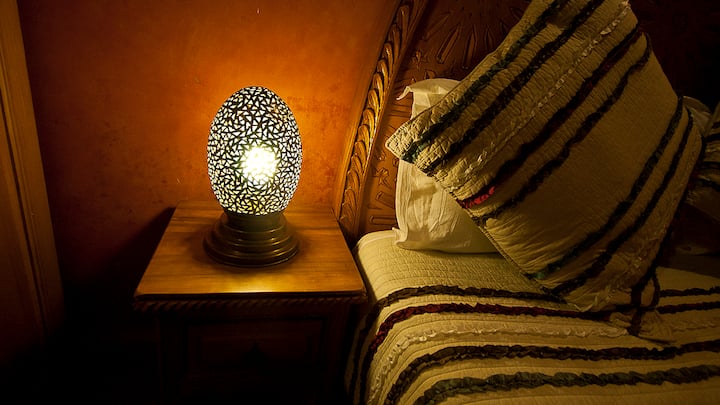 Junior suite yenye kitanda cha watu wawili, mezzanine yenye vitanda viwili vya mtu mmoja, inaweza kubeba watu 4.