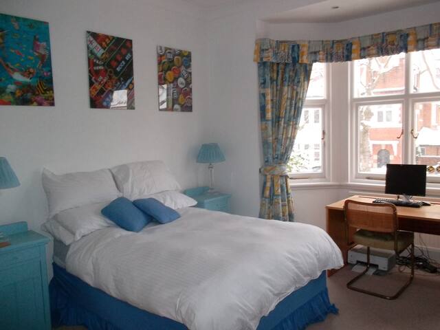 Now 4 luxury rooms in SW London gallery image 2