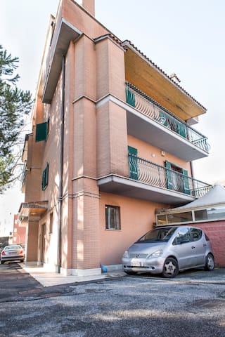Flatinrome Fiera – 4 apts – Parking and Free Wifi gallery image 3