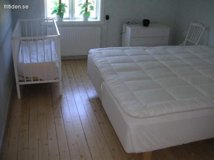 Dormitorio con cama doble y cuna