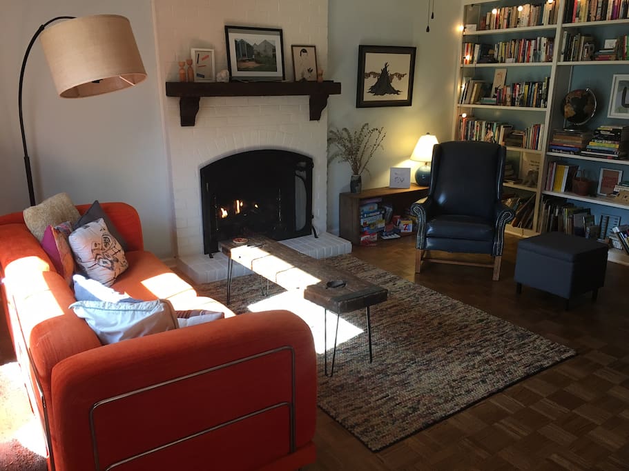 Family room with queen-size pullout couch, gas fireplace, books, and games