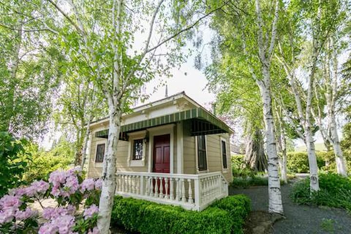 Rose Garden Charmer Guesthouses For Rent In Petaluma California