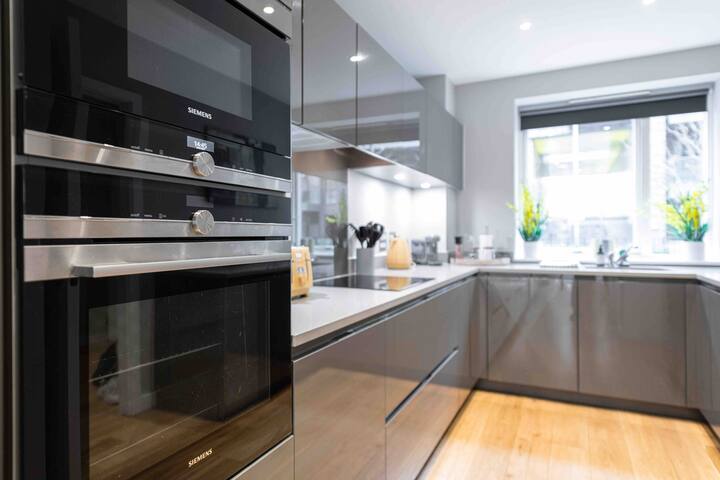 New – Spacious Clapham Townhouse: Sleeping 13. gallery image 5