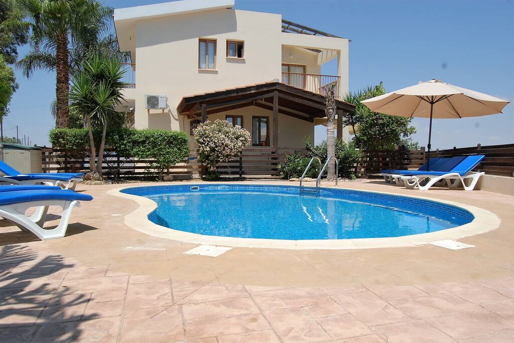 4 bedroom 3 bathroom villa with private pool
