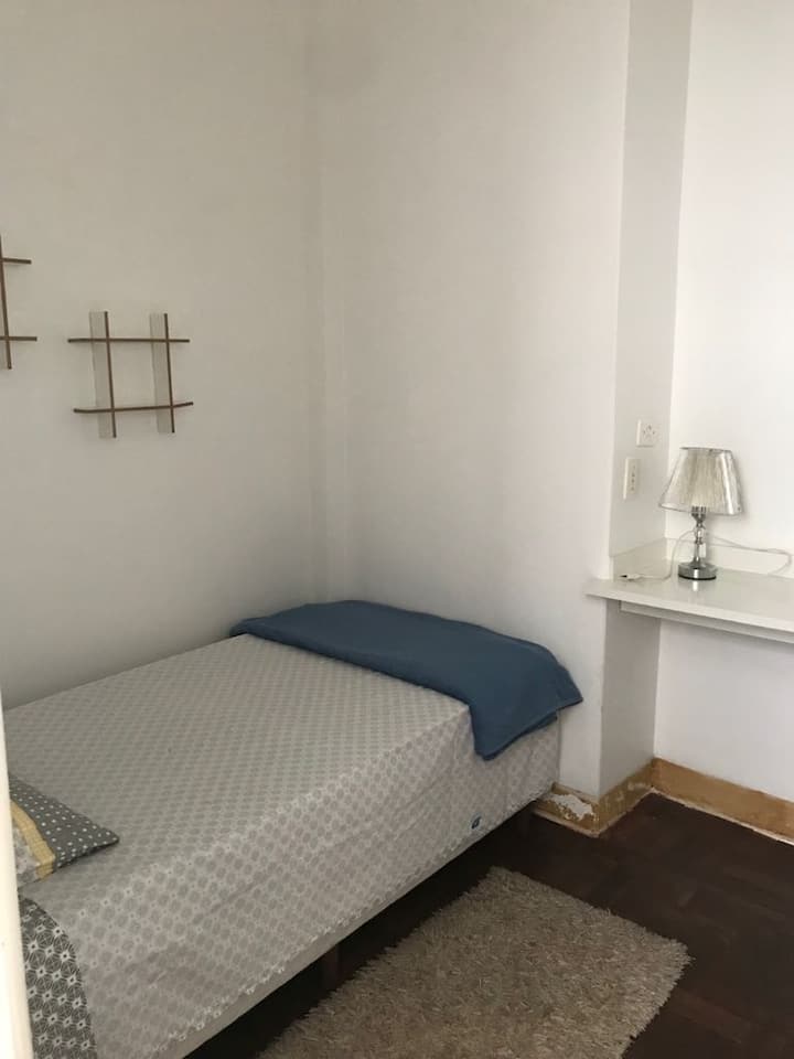 Terceiro quarto com cama de solteiro