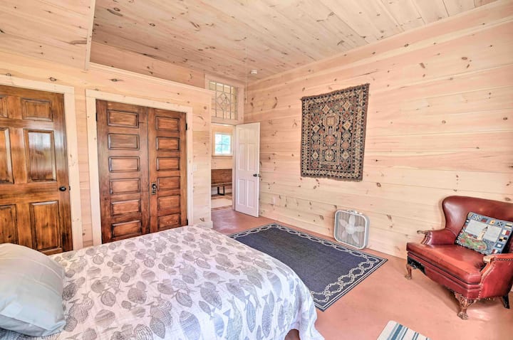 ห้องนอน (1) แสดงเตียงควีนไซส์ห้องนอนยังมีทางเข้าด้านหลังบ้านเพิ่มเติม