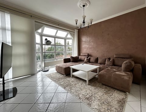 Top performing Airbnb: 150sqm House for 6, Parking & Terrace in Hemelingen