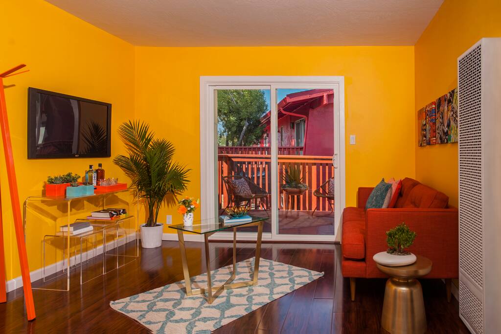 LIVING ROOM - RELAX WITH A 40 IN FLAT SCREEN TV AND A PRIVATE OUTDOOR SPACE!