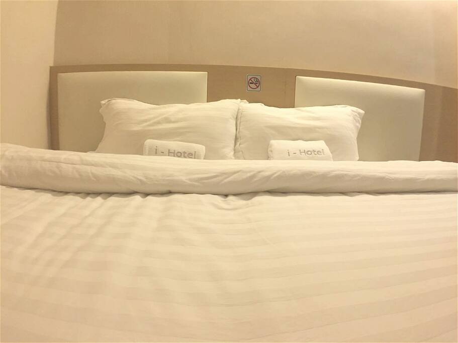 房間內床的尺寸為6"X6"。
room is facilitated with a 6' x 6' bed.