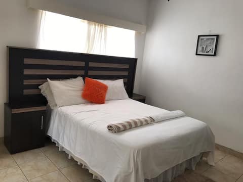 Upmarket private room with ensuite  in a town hse.