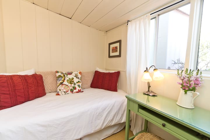 Cozy with Private Bath, Entrance Near Downtown