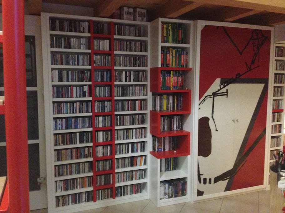 Libreria e armadio realizzato da un artista della zona