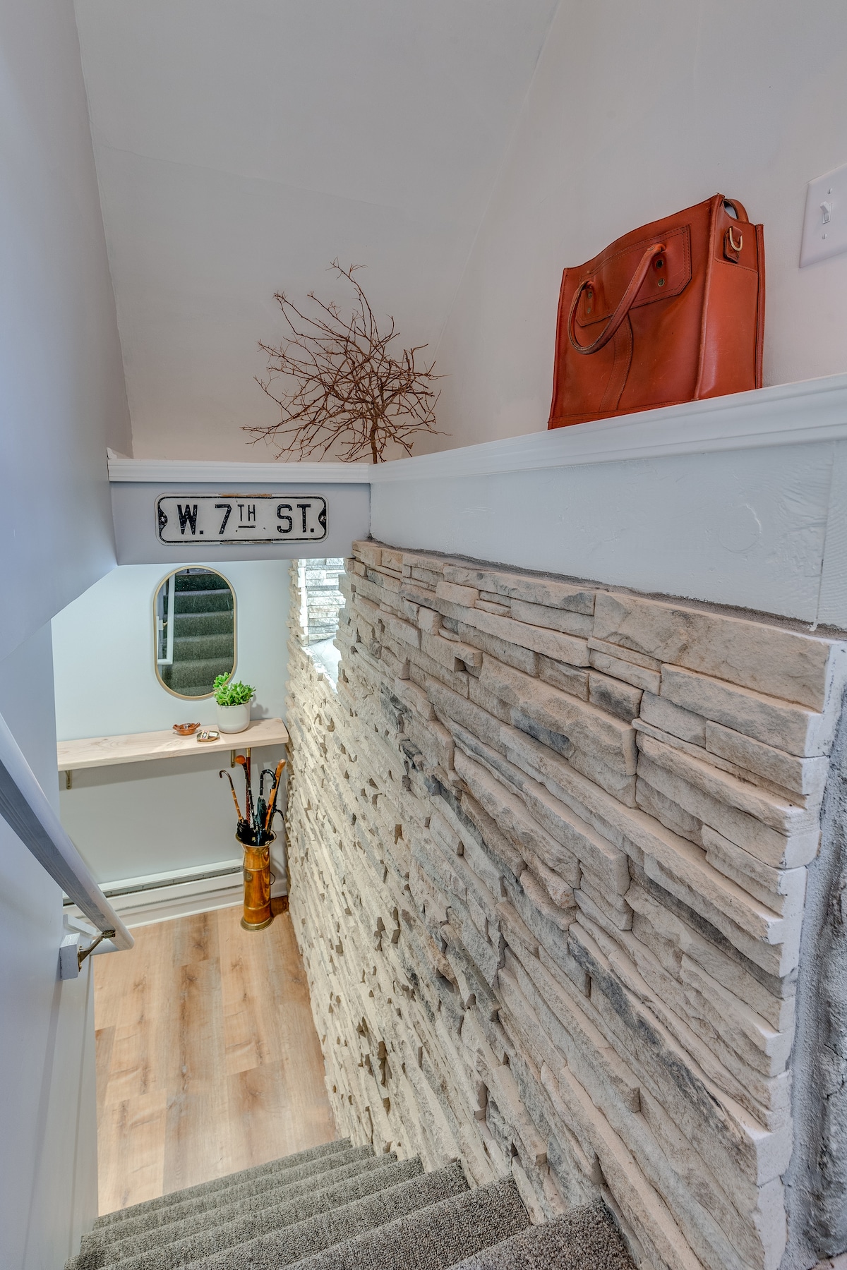 Studio 10 min to Airport & DWTN w/ AC, Parking