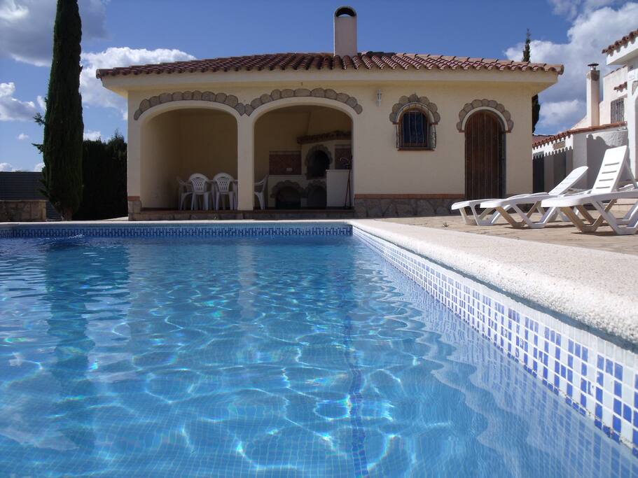 Piscina y barbacoa privadas