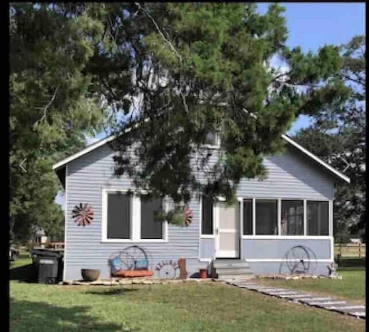 Rosehill Historic Farmhouse! Self Check in Farm stays for Rent in