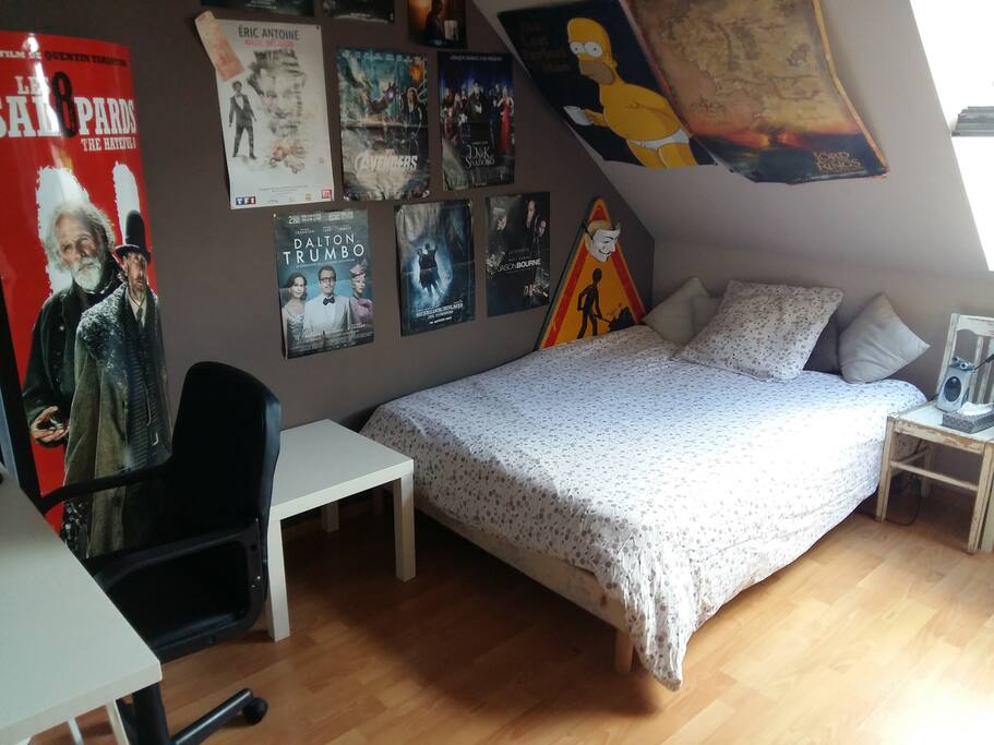 Chambre d'ado (ce qui explique la déco, amusant non?) louée période de vacances et WE