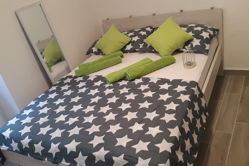 bedroom with double bed