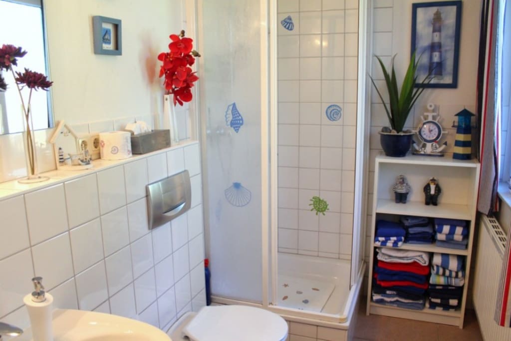 Badezimmer mit WC und Dusche