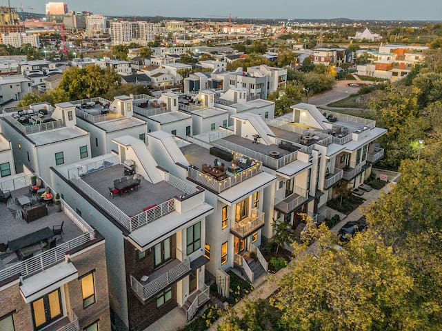 The Rooftop House Nash – Skyline View, Walkable! gallery image 2