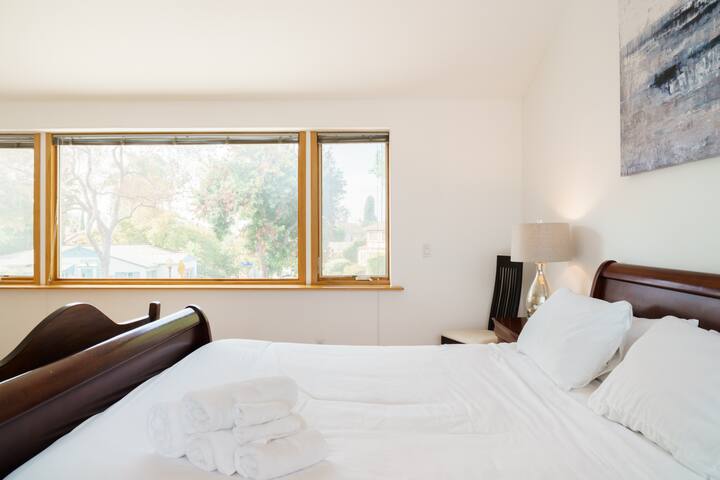 Century City Retreat with High Ceilings gallery image 5