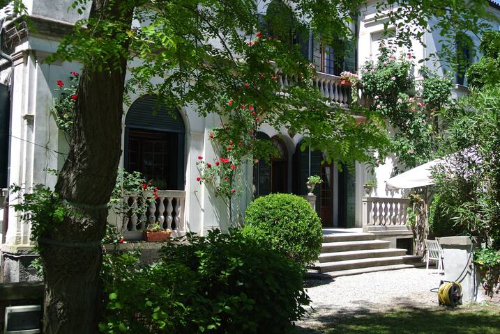 VILLA LIBERTY WITH GARDEN, SEAFRONT gallery image 3