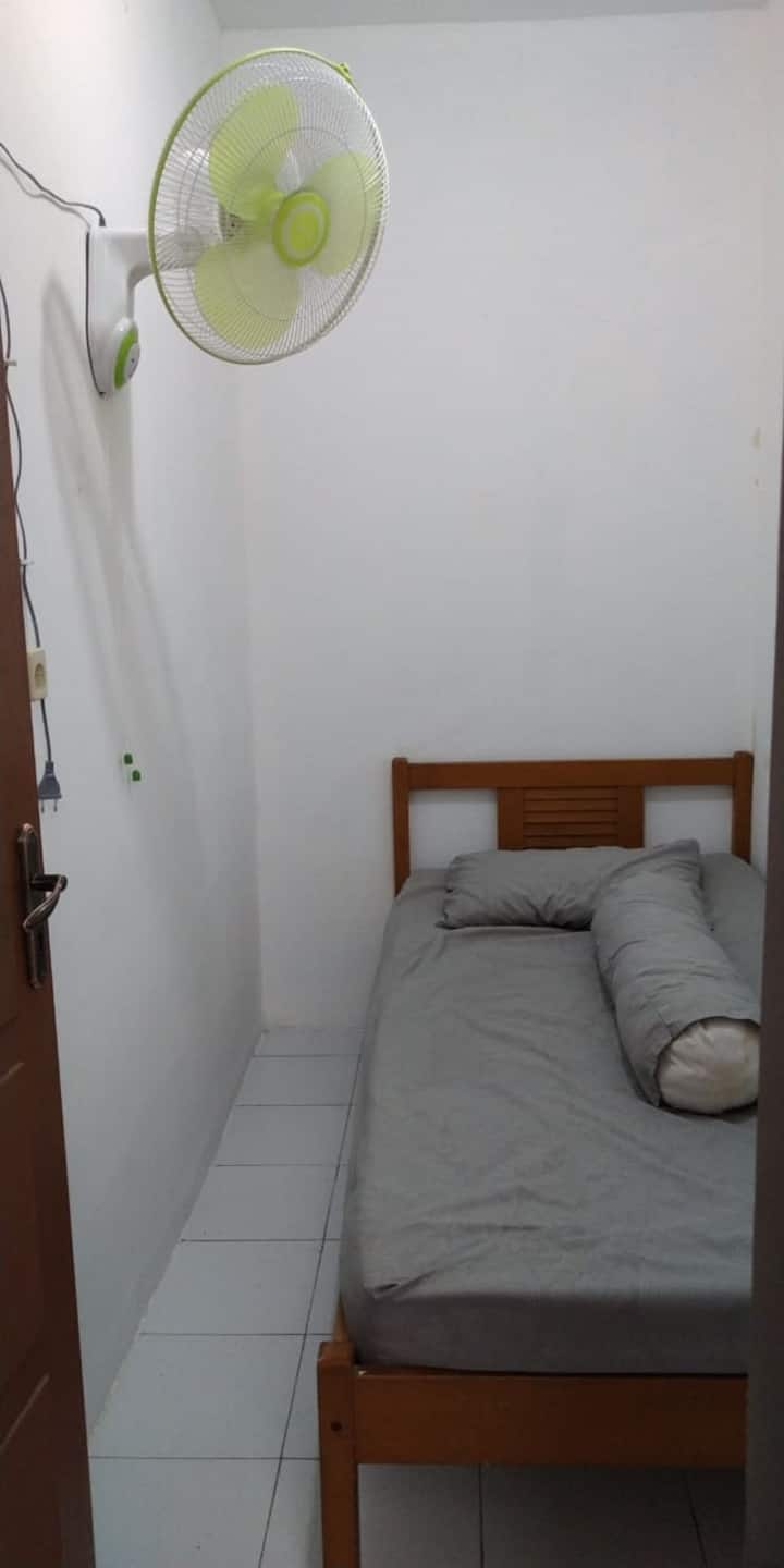 ห้องนอนเดี่ยวพร้อมพัดลม