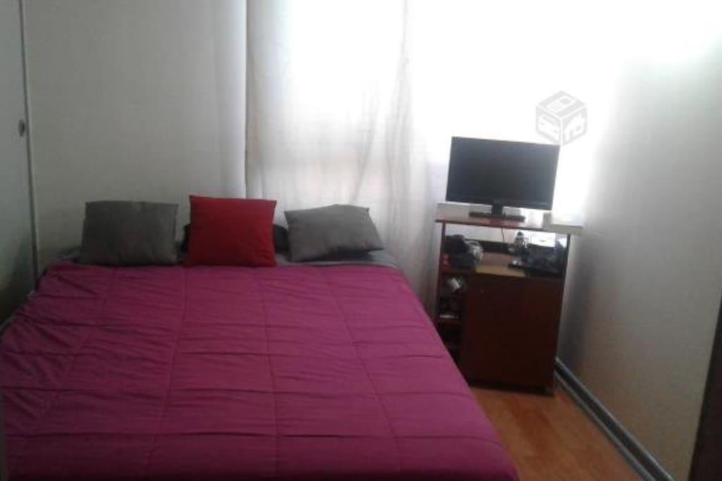 dormitorio con cama 2 plazas con tv sin cable y closet