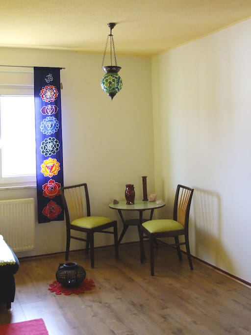 Sitzecke vor Schlafsofa