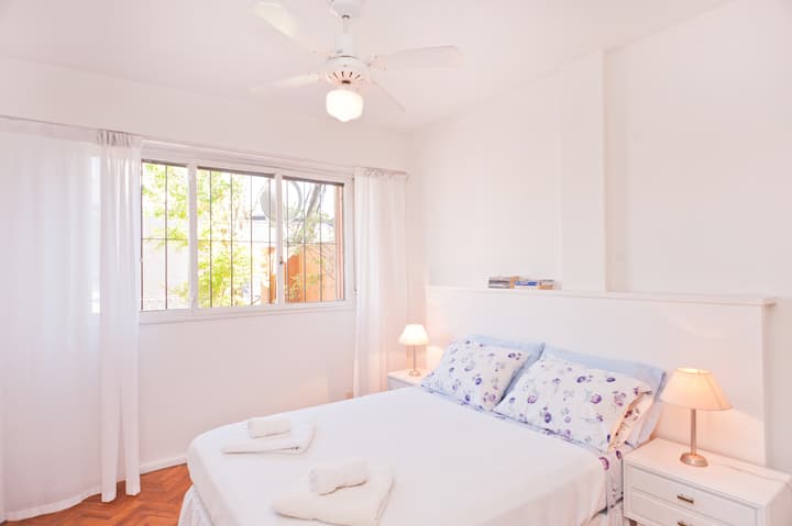 Dormitorio con vista a la terraza