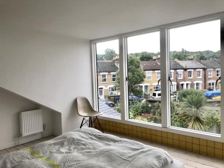 غرفة النوم الرئيسية في الطابق العلوي