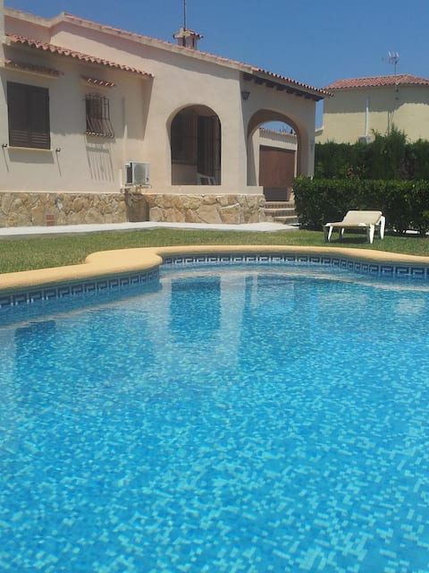 House with pool close to the beach