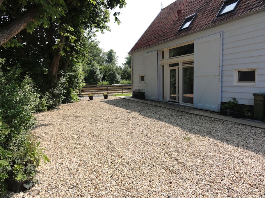 De ruimte voor het huis is voorzien van een grindbedekking, met daaronder wegendoek. Op die manier is een goede parkeergelegenheid ontstaan.