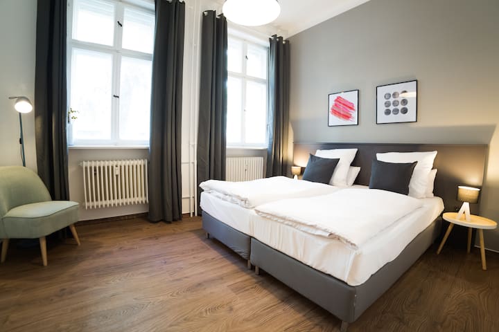3 Bedroom & 90qm Apartment in Charlottenburg gallery image 4
