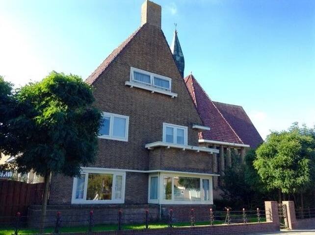 Eén persoons kamer met ontbijt en aparte zithoek