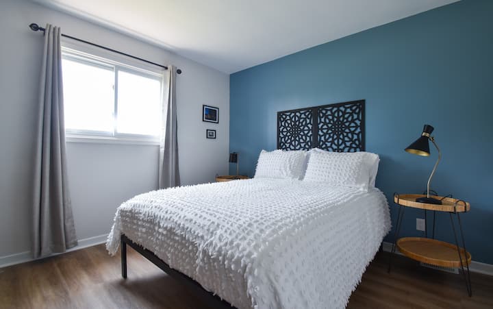 Dormitorio uno con cama tamaño queen súper cómoda y lujosas sábanas Gluckstein de 700 hilos.