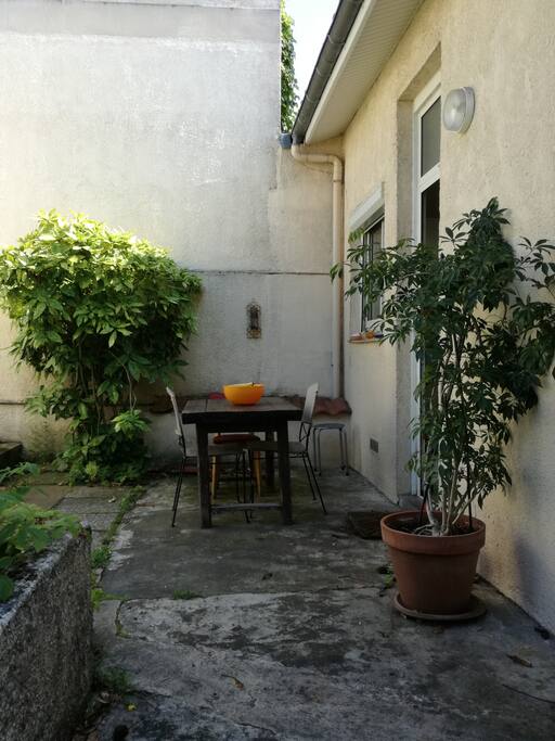 Terrasse avant tout près de la cuisine pour le repas quand il fait beau..