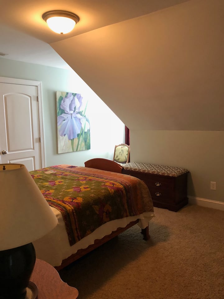 Tu dormitorio, sala de estar y baño están en el segundo piso, lo que le da a tu estadía una amplitud y privacidad que supera a cualquier hotel.