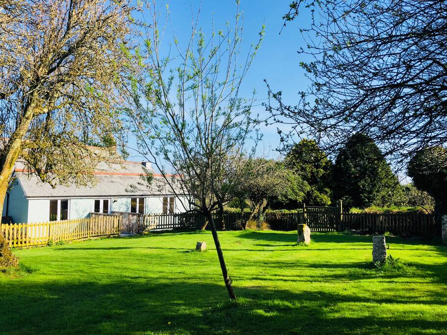 Orchard Cottage - Rural Location less than 1 mile from Fowey. Near the sea, beach and great pubs