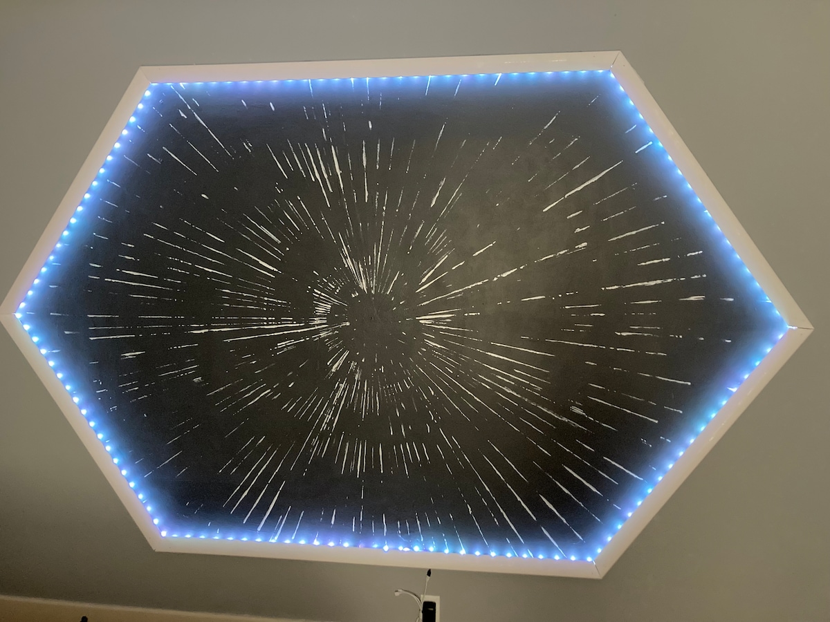 #2 pic ya chumba cha kulala cha Ghorofa ya 2 na kitanda cha pacha. Star Wars hyperspace taa hubadilisha rangi na rimoti.