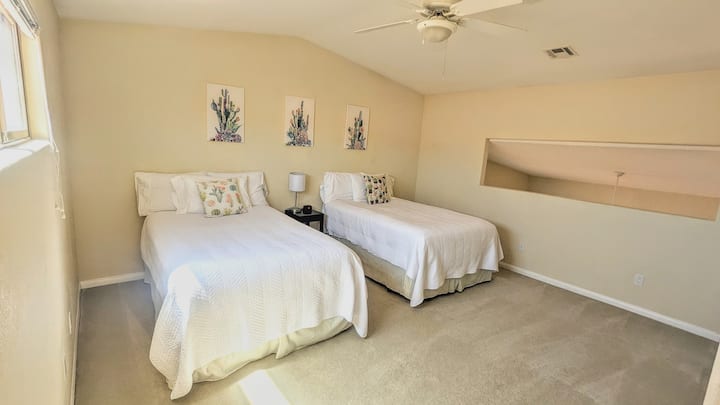 Schlafzimmer 3, 2 Vollbetten, begehbarer Kleiderschrank und 40" Smart-Fernseher, zweiter Stock