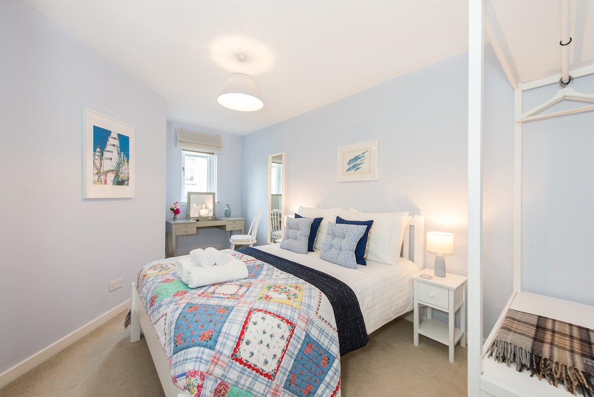 Relájate en una cómoda cama doble después de un largo día fuera. Se proporcionan dos almohadas por huésped de serie.