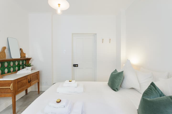 Spacious Garden Apartment with View of Table Mountain gallery image 5