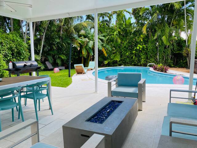 Tropical paradise! Walking distance to the beach! gallery image 2