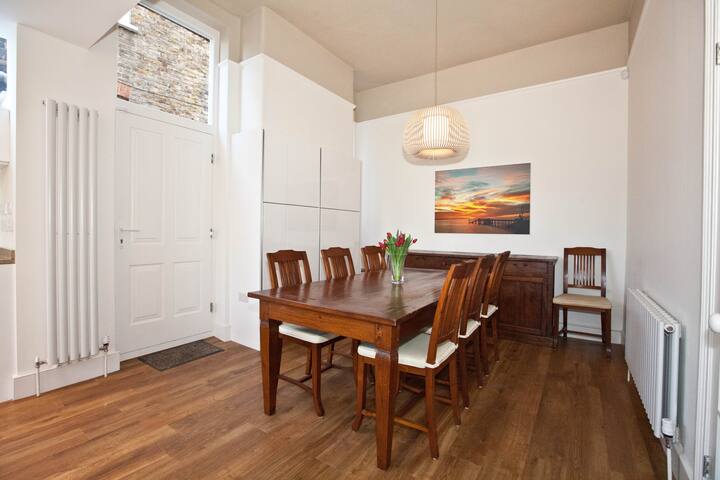 4 double bedrooms, Chiswick gallery image 5