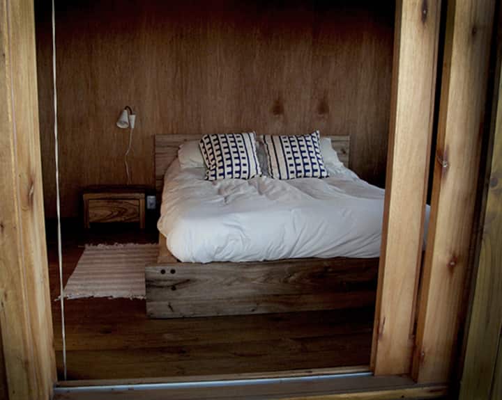 habitación con cama doble: observa cómo sale el sol desde el océano sin salir de tu cama
